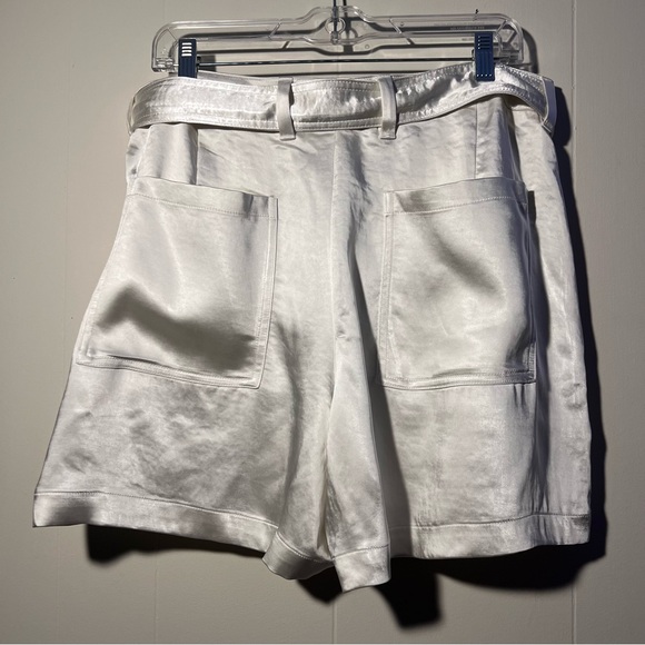 NWT Banana Republic Women’s Utility Shorts Color Snowday Size 14 - Picture 2 of 4